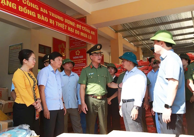 Cao điểm 40 ngày đêm xây dựng nhà, trường học hỗ trợ người dân vùng lũ Nghệ An- Ảnh 2. Cao điểm 40 ngày đêm xây dựng nhà, trường học hỗ trợ người dân vùng lũ Nghệ An- Ảnh 2.