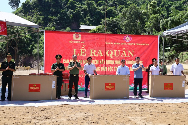 Cao điểm 40 ngày đêm xây dựng nhà, trường học hỗ trợ người dân vùng lũ Nghệ An- Ảnh 5. Cao điểm 40 ngày đêm xây dựng nhà, trường học hỗ trợ người dân vùng lũ Nghệ An- Ảnh 5.