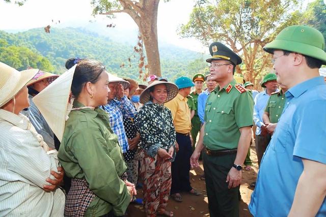Cao điểm 40 ngày đêm xây dựng nhà, trường học hỗ trợ người dân vùng lũ Nghệ An- Ảnh 3. Cao điểm 40 ngày đêm xây dựng nhà, trường học hỗ trợ người dân vùng lũ Nghệ An- Ảnh 3.