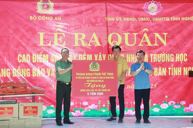 Cao điểm 40 ngày đêm xây dựng nhà, trường học hỗ trợ người dân vùng lũ Nghệ An- Ảnh 7. Cao điểm 40 ngày đêm xây dựng nhà, trường học hỗ trợ người dân vùng lũ Nghệ An- Ảnh 7.