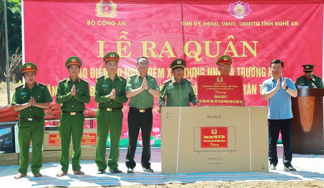 Cao điểm 40 ngày đêm xây dựng nhà, trường học hỗ trợ người dân vùng lũ Nghệ An- Ảnh 6. Cao điểm 40 ngày đêm xây dựng nhà, trường học hỗ trợ người dân vùng lũ Nghệ An- Ảnh 6.