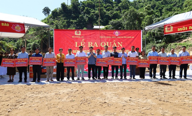 Cao điểm 40 ngày đêm xây dựng nhà, trường học hỗ trợ người dân vùng lũ Nghệ An- Ảnh 8. Cao điểm 40 ngày đêm xây dựng nhà, trường học hỗ trợ người dân vùng lũ Nghệ An- Ảnh 8.