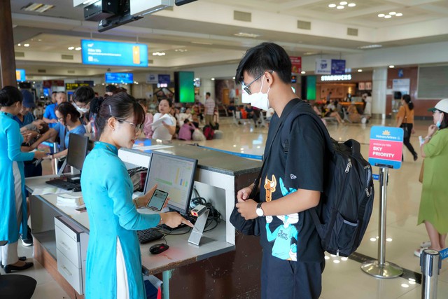 Hành khách qua sân bay Nội Bài dịp 2/9 dự kiến tăng đột biến- Ảnh 1. Hành khách qua sân bay Nội Bài dịp 2/9 dự kiến tăng đột biến- Ảnh 1.