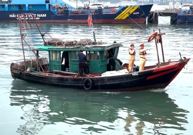 Quảng Ninh: Xử phạt gần 214 triệu đồng vi phạm giao thông đường thủy sau 10 ngày ra quân- Ảnh 1. Quảng Ninh: Xử phạt gần 214 triệu đồng vi phạm giao thông đường thủy sau 10 ngày ra quân- Ảnh 1.