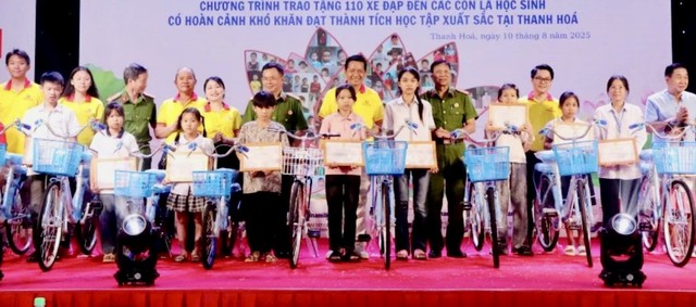 Thanh Hóa: Tổ chức chương trình “Trái tim yêu thương” gặp gỡ, trao quà cho 405 trẻ mồ côi- Ảnh 2. Thanh Hóa: Tổ chức chương trình “Trái tim yêu thương” gặp gỡ, trao quà cho 405 trẻ mồ côi- Ảnh 2.