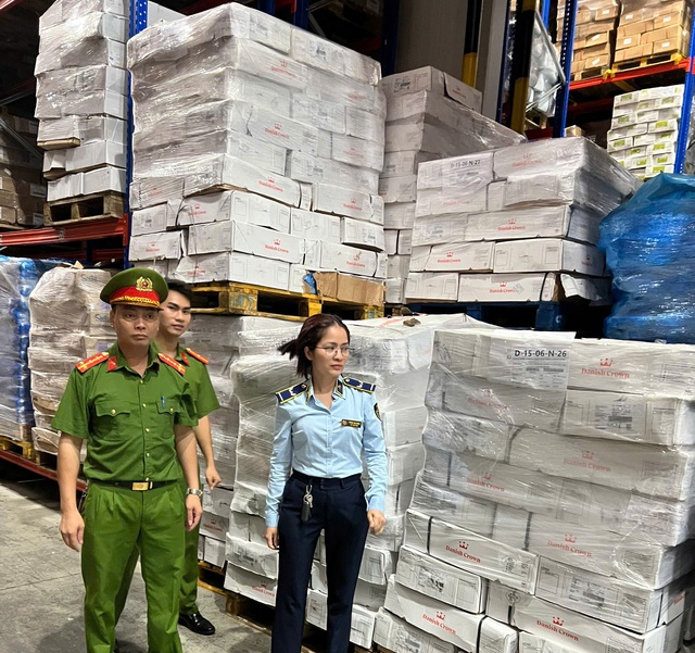 Hà Nội: Tạm giữ gần 16 tấn xương lưng lợn đông lạnh hết hạn sử dụng từ tháng 2/2024- Ảnh 1. Hà Nội: Tạm giữ gần 16 tấn xương lưng lợn đông lạnh hết hạn sử dụng từ tháng 2/2024- Ảnh 1.