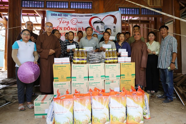 Hành trình yêu thương của Đại đức Thích Định Tuệ tại vùng lũ Nghệ An .- Ảnh 13.