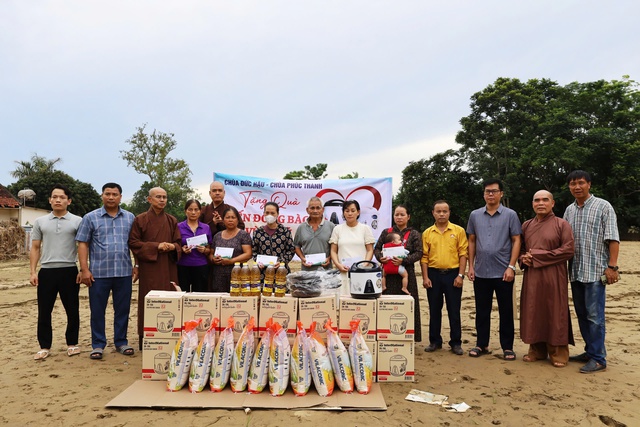 Hành trình yêu thương của Đại đức Thích Định Tuệ tại vùng lũ Nghệ An .- Ảnh 1.