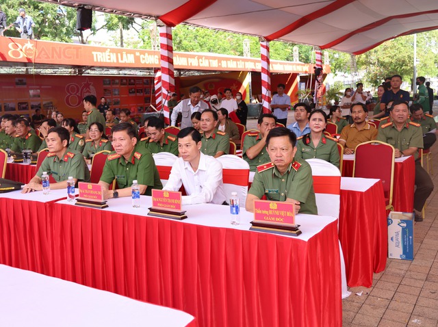 Công an TP Cần Thơ: Tổng duyệt Chương trình Lễ kỷ niệm 80 năm Ngày truyền thống CAND Việt Nam- Ảnh 1.