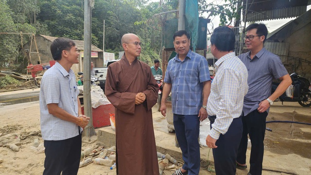 Hành trình yêu thương của Đại đức Thích Định Tuệ tại vùng lũ Nghệ An .- Ảnh 11.