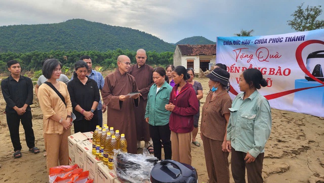 Hành trình yêu thương của Đại đức Thích Định Tuệ tại vùng lũ Nghệ An .- Ảnh 4.