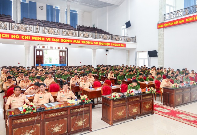 Công an TP Cần Thơ tập huấn Luật Xử lý VPHC năm 2012 được sửa đổi, bổ sung năm 2025- Ảnh 1.