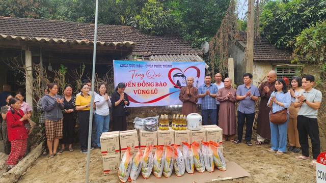 Hành trình yêu thương của Đại đức Thích Định Tuệ tại vùng lũ Nghệ An .- Ảnh 5.