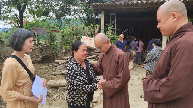 Hành trình yêu thương của Đại đức Thích Định Tuệ tại vùng lũ Nghệ An .- Ảnh 6.