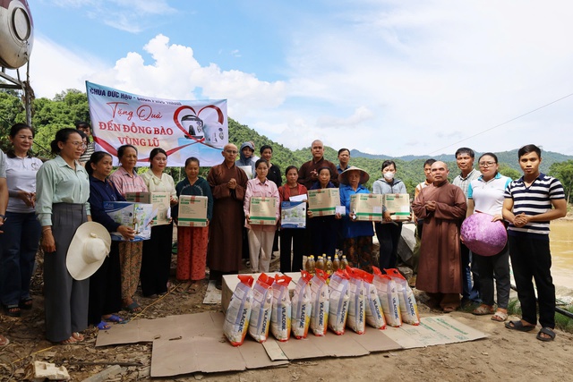 Hành trình yêu thương của Đại đức Thích Định Tuệ tại vùng lũ Nghệ An .- Ảnh 15.
