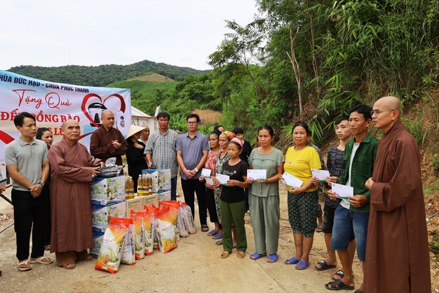 Hành trình yêu thương của Đại đức Thích Định Tuệ tại vùng lũ Nghệ An .- Ảnh 9.