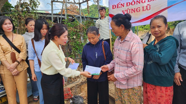 Hành trình yêu thương của Đại đức Thích Định Tuệ tại vùng lũ Nghệ An .- Ảnh 14.