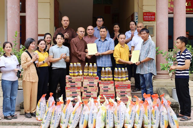 Hành trình yêu thương của Đại đức Thích Định Tuệ tại vùng lũ Nghệ An .- Ảnh 12.