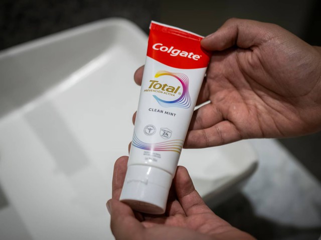 Thu hồi kem đánh răng Colgate tại 1 quốc gia do "lo ngại rủi ro đối với sức khỏe người tiêu dùng"- Ảnh 2. Thu hồi kem đánh răng Colgate tại 1 quốc gia do "lo ngại rủi ro đối với sức khỏe người tiêu dùng"- Ảnh 2.