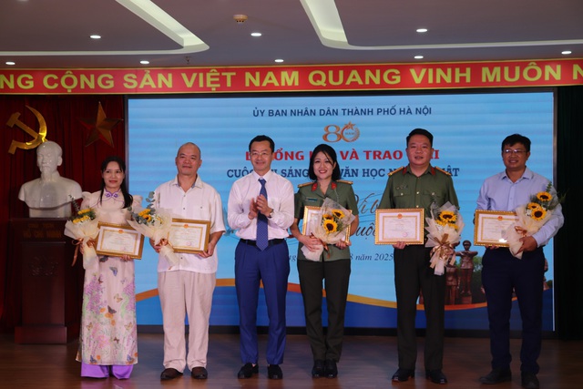 Trao giải cuộc thi sáng tác văn học nghệ thuật “Công an Thủ đô: Vì bình yên cuộc sống”- Ảnh 4.