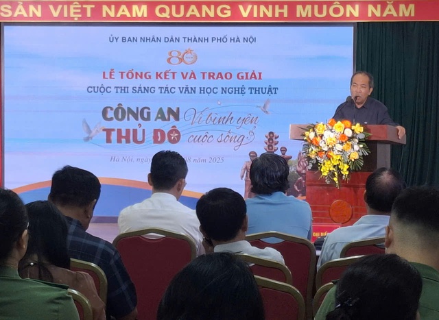 Trao giải cuộc thi sáng tác văn học nghệ thuật “Công an Thủ đô: Vì bình yên cuộc sống”- Ảnh 2.