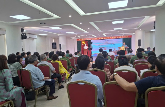 Trao giải cuộc thi sáng tác văn học nghệ thuật “Công an Thủ đô: Vì bình yên cuộc sống”- Ảnh 1.