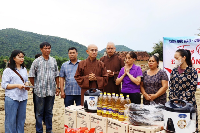 Hành trình yêu thương của Đại đức Thích Định Tuệ tại vùng lũ Nghệ An .- Ảnh 3.