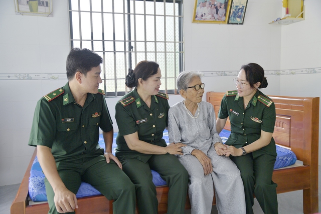 Hội Phụ nữ BĐBP tỉnh An Giang tri ân mẹ Việt Nam Anh hùng Trần Thị Thi- Ảnh 2.