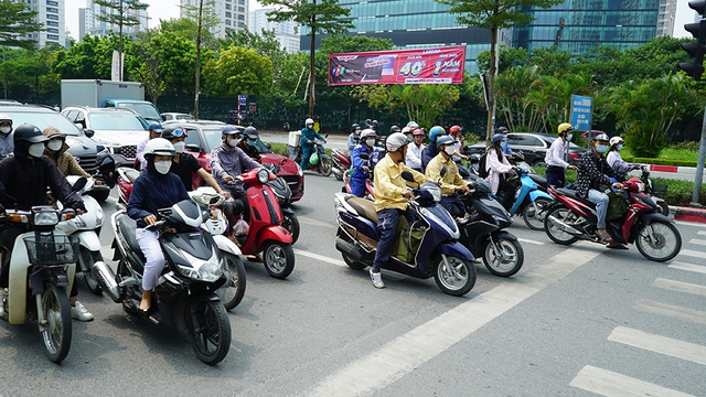 Hà Nội: Yêu cầu các xã, phường tổng rà soát ô tô, xe máy xăng dầu trên địa bàn- Ảnh 1.