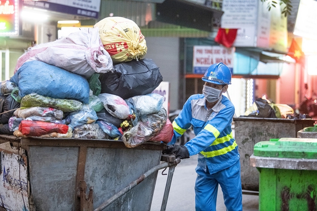 Hà Nội dự kiến tăng giá dịch vụ thu gom rác- Ảnh 1.