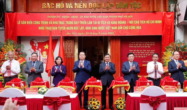 Hà Nội: Gắn biển công trình và khai mạc trưng bày triển lãm tại Di tích lịch sử 48 Hàng Ngang- Ảnh 1.