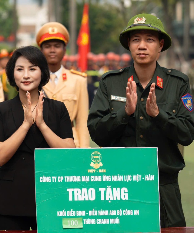 Doanh nhân Trần Thị Lan trao quà động viên lực lượng A80 Bộ Công an- Ảnh 1.