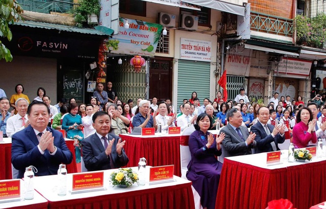 Hà Nội: Gắn biển công trình và khai mạc trưng bày triển lãm tại Di tích lịch sử 48 Hàng Ngang- Ảnh 2.