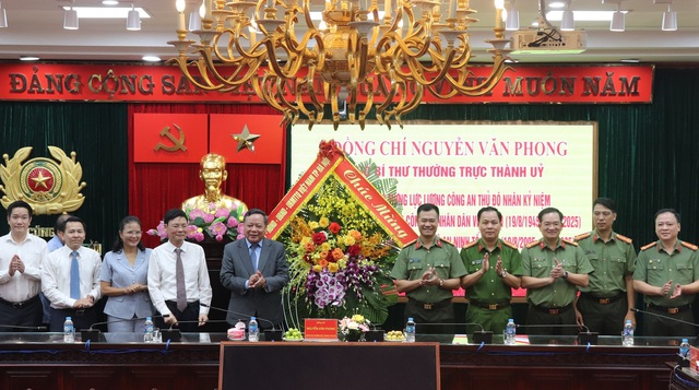 Thành uỷ Hà Nội: Thăm hỏi Công an thành phố nhân kỷ niệm 80 năm Ngày truyền thống lực lượng CAND- Ảnh 1. Thành uỷ Hà Nội: Thăm hỏi Công an thành phố nhân kỷ niệm 80 năm Ngày truyền thống lực lượng CAND- Ảnh 1.