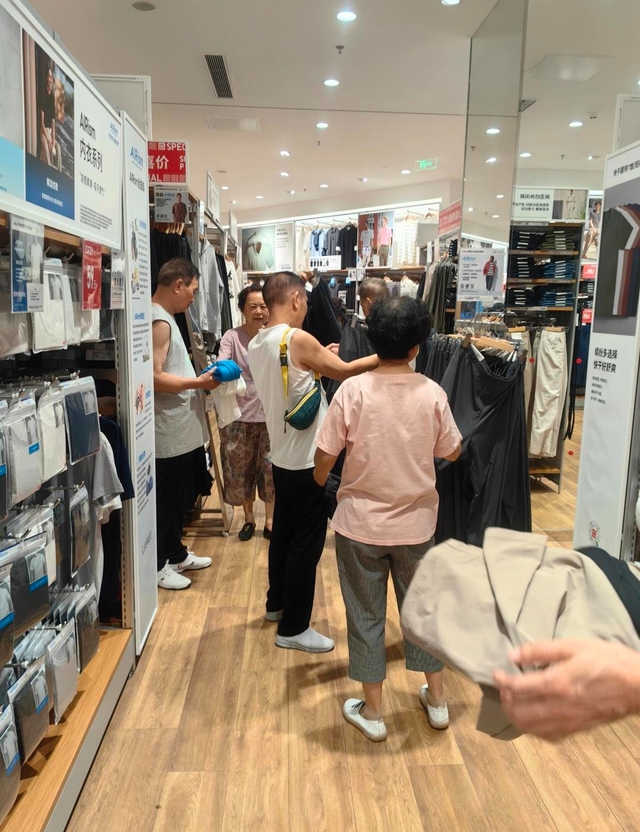 Phụ nữ trung niên mặc hàng hiệu chưa chắc sang, nhưng diện UNIQLO & MUJI là lên hẳn level khí chất- Ảnh 4.