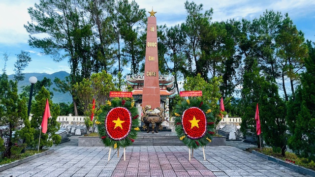 Khu du lịch Núi Thần Tài: Dâng hương tri ân liệt sĩ, trao quà cho gia đình chính sách tại Đà Nẵng- Ảnh 2.
