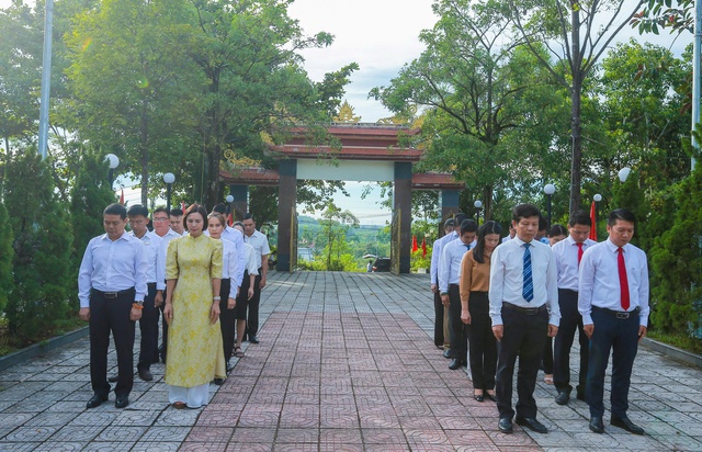 Khu du lịch Núi Thần Tài: Dâng hương tri ân liệt sĩ, trao quà cho gia đình chính sách tại Đà Nẵng- Ảnh 3.