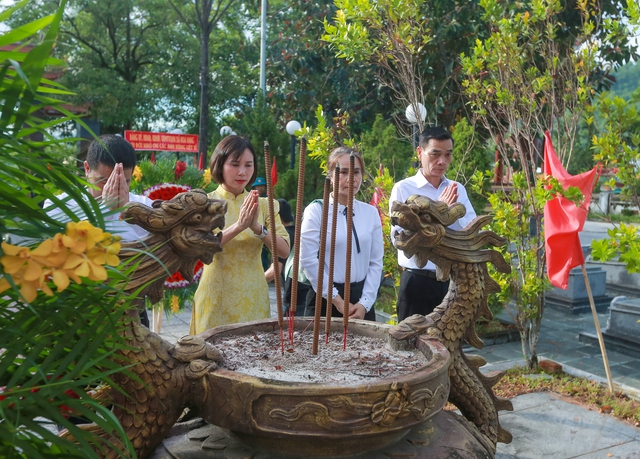 Khu du lịch Núi Thần Tài: Dâng hương tri ân liệt sĩ, trao quà cho gia đình chính sách tại Đà Nẵng- Ảnh 1.