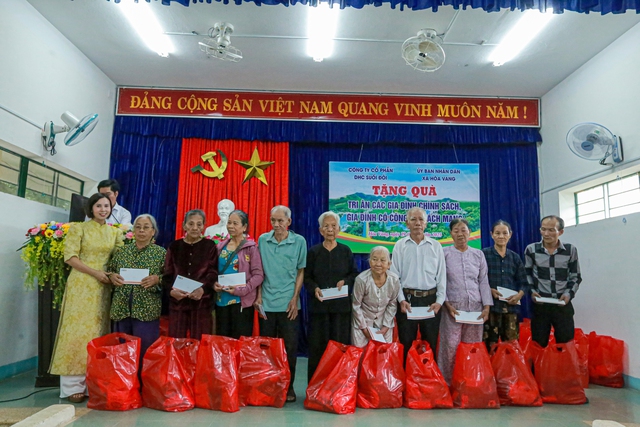 Khu du lịch Núi Thần Tài: Dâng hương tri ân liệt sĩ, trao quà cho gia đình chính sách tại Đà Nẵng- Ảnh 5.