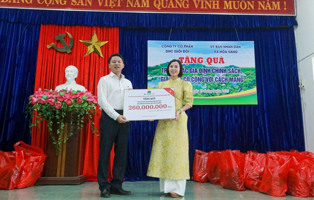 Khu du lịch Núi Thần Tài: Dâng hương tri ân liệt sĩ, trao quà cho gia đình chính sách tại Đà Nẵng- Ảnh 4.