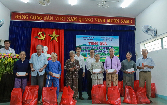Khu du lịch Núi Thần Tài: Dâng hương tri ân liệt sĩ, trao quà cho gia đình chính sách tại Đà Nẵng- Ảnh 6.