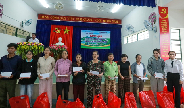 Khu du lịch Núi Thần Tài: Dâng hương tri ân liệt sĩ, trao quà cho gia đình chính sách tại Đà Nẵng- Ảnh 7.