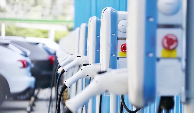 Trung bình mỗi ngày có 8 xe điện bị cháy ở Trung Quốc: Loại xe này có thực sự nguy hiểm hơn xe xăng?- Ảnh 2. Trung bình mỗi ngày có 8 xe điện bị cháy ở Trung Quốc: Loại xe này có thực sự nguy hiểm hơn xe xăng?- Ảnh 2.