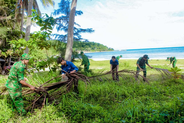 Đồn Biên phòng Tiên Hải: Góp sức bảo vệ chủ quyền, giữ sạch môi trường biển đảo- Ảnh 3.
