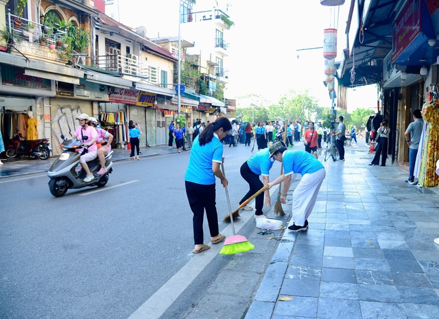 Phường Hoàn Kiếm ra quân tổng vệ sinh môi trường- Ảnh 8. Phường Hoàn Kiếm ra quân tổng vệ sinh môi trường- Ảnh 8.