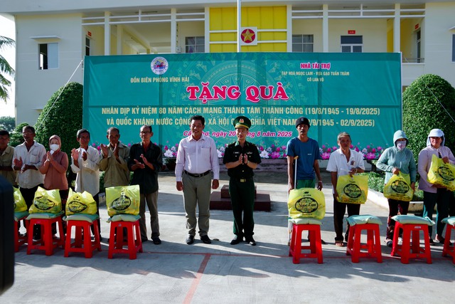 Đồn Biên phòng Vĩnh Hải: Tặng quà cho đồng bào Khmer nhân dịp Quốc khánh 2/9- Ảnh 1. Đồn Biên phòng Vĩnh Hải: Tặng quà cho đồng bào Khmer nhân dịp Quốc khánh 2/9- Ảnh 1.