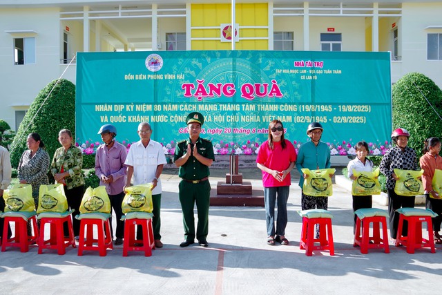 Đồn Biên phòng Vĩnh Hải: Tặng quà cho đồng bào Khmer nhân dịp Quốc khánh 2/9- Ảnh 2. Đồn Biên phòng Vĩnh Hải: Tặng quà cho đồng bào Khmer nhân dịp Quốc khánh 2/9- Ảnh 2.