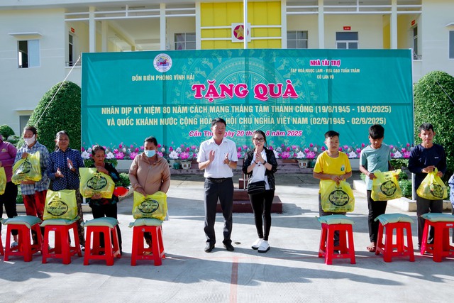 Đồn Biên phòng Vĩnh Hải: Tặng quà cho đồng bào Khmer nhân dịp Quốc khánh 2/9- Ảnh 3. Đồn Biên phòng Vĩnh Hải: Tặng quà cho đồng bào Khmer nhân dịp Quốc khánh 2/9- Ảnh 3.