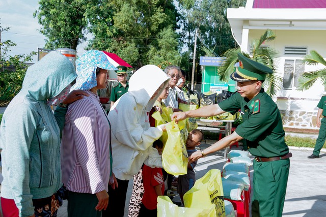 Đồn Biên phòng Vĩnh Hải: Tặng quà cho đồng bào Khmer nhân dịp Quốc khánh 2/9- Ảnh 4. Đồn Biên phòng Vĩnh Hải: Tặng quà cho đồng bào Khmer nhân dịp Quốc khánh 2/9- Ảnh 4.