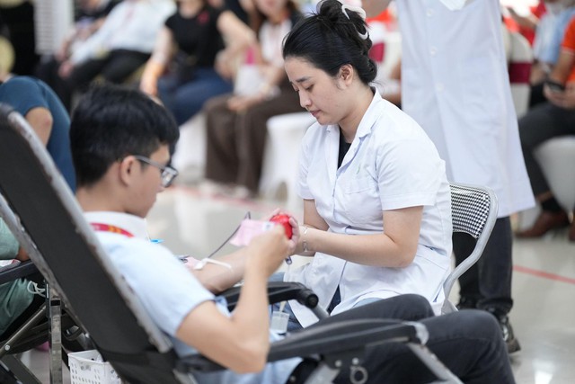 Giọt thương 2025: CBNV ROX Group chung tay hiến máu, lan tỏa giá trị sống đẹp- Ảnh 2.